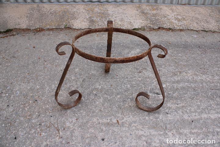 Antig&uuml;edades: macetero de forja - Foto 1
