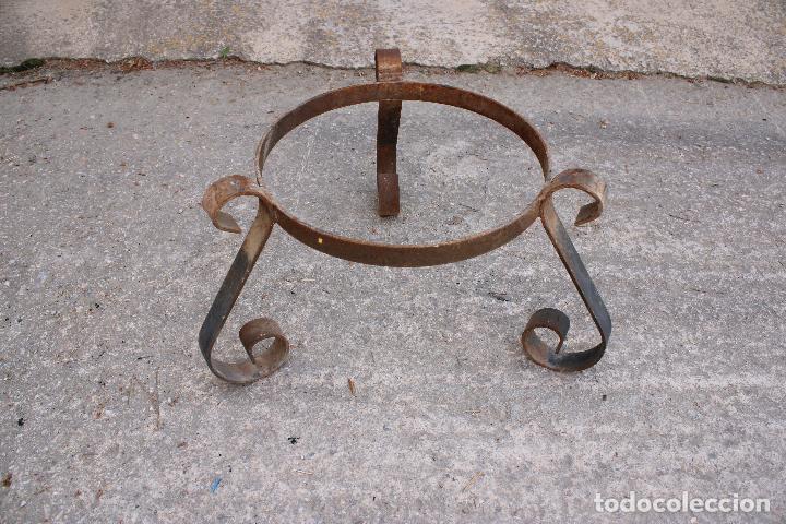 Antig&uuml;edades: macetero de forja - Foto 1
