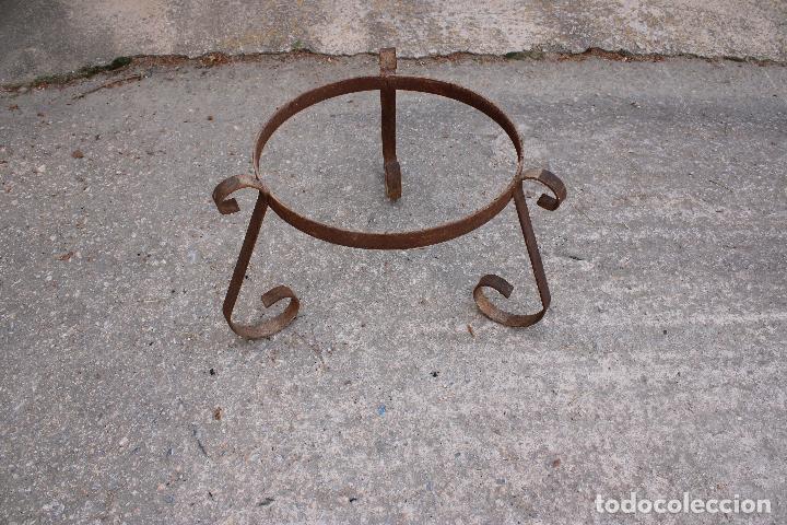 Antig&uuml;edades: macetero de forja - Foto 1