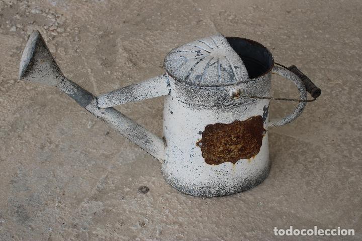 Antig&uuml;edades: regadera de metal - Foto 2