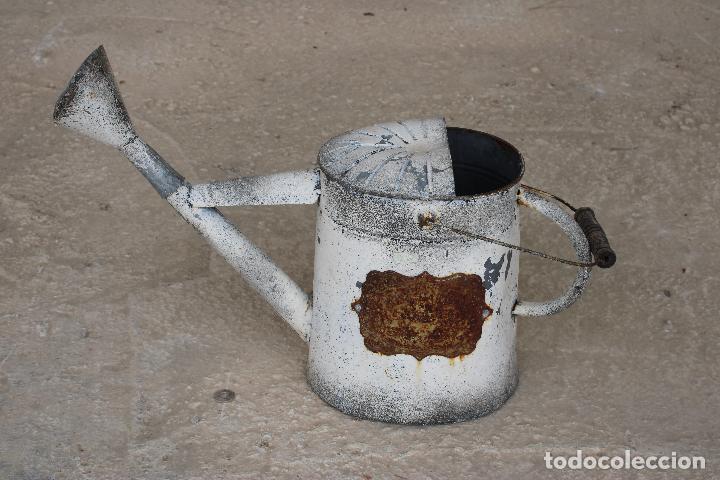 Antig&uuml;edades: regadera de metal - Foto 1