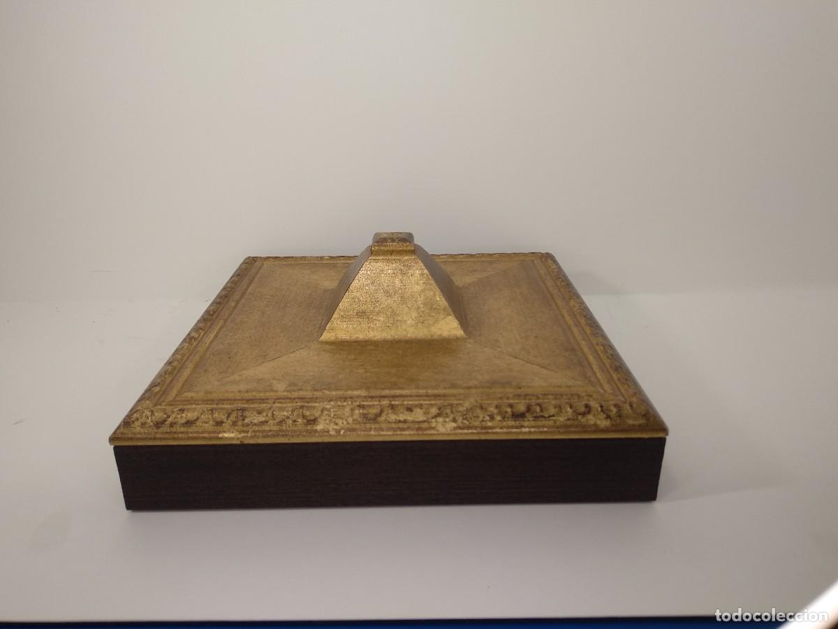 Antig&uuml;edades: Peana de madera dorada 21 x 21