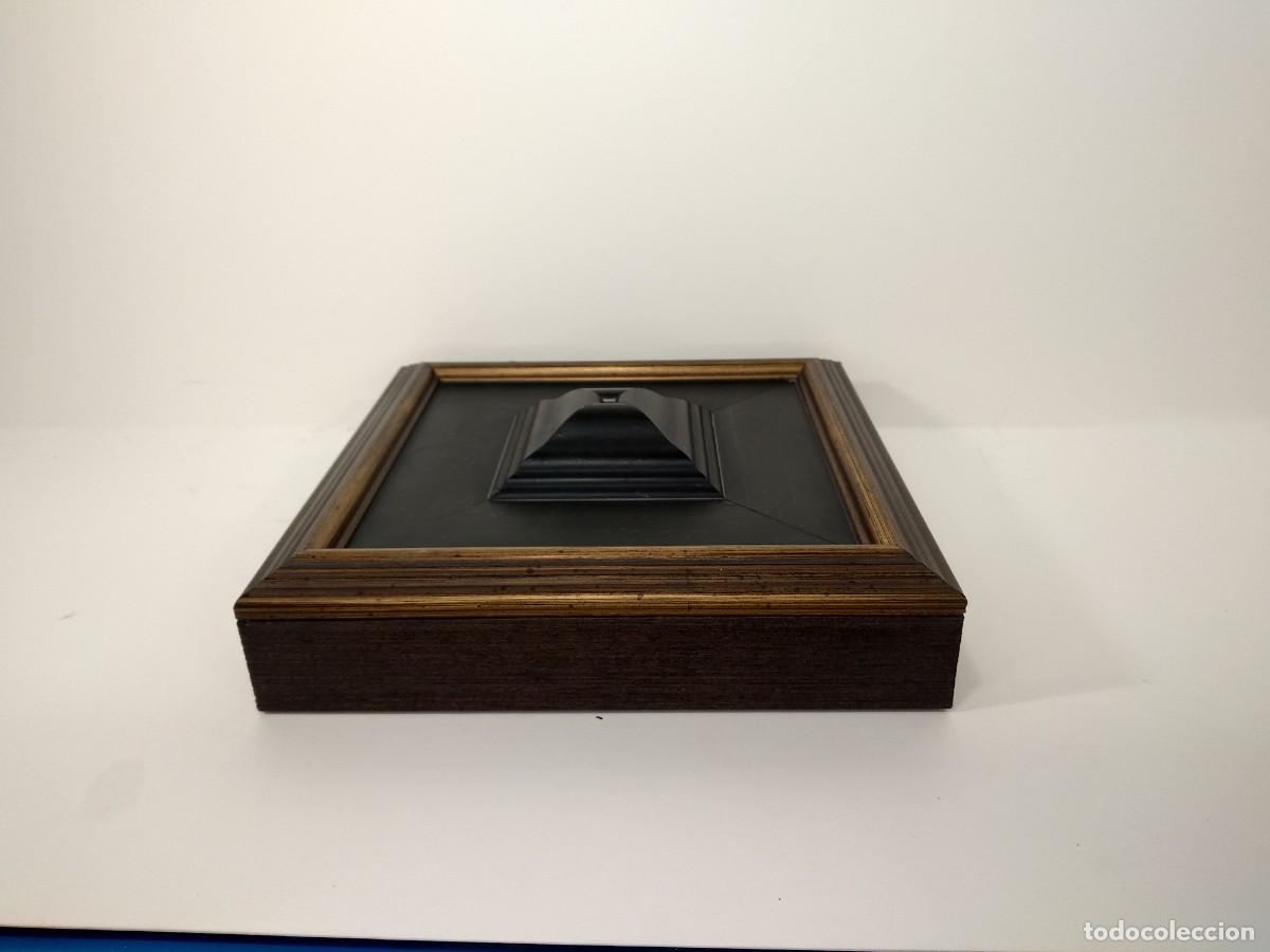 Antig&uuml;edades: Peana de madera negra y filo dorado 19x 19