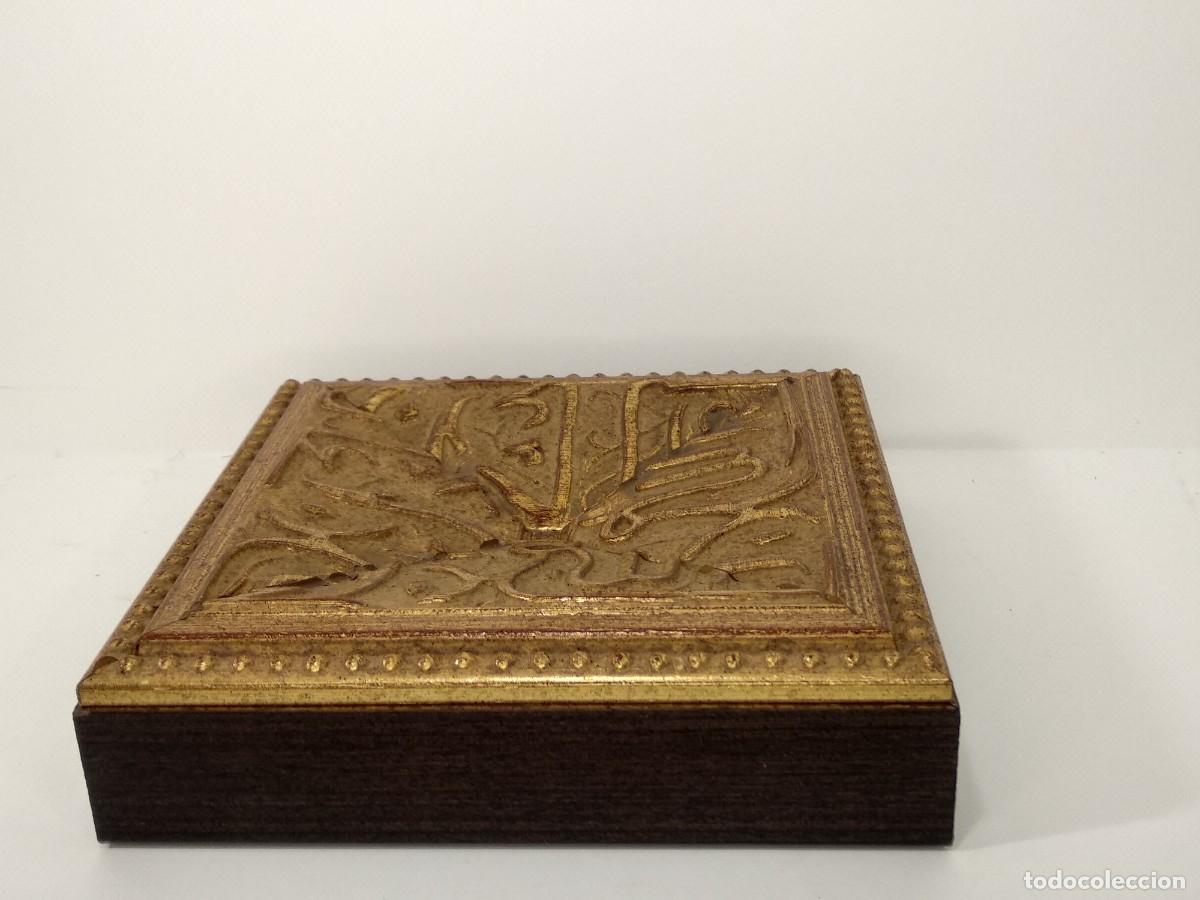 Antig&uuml;edades: Peana de madera dorada y arabescos 16,5x 16,5