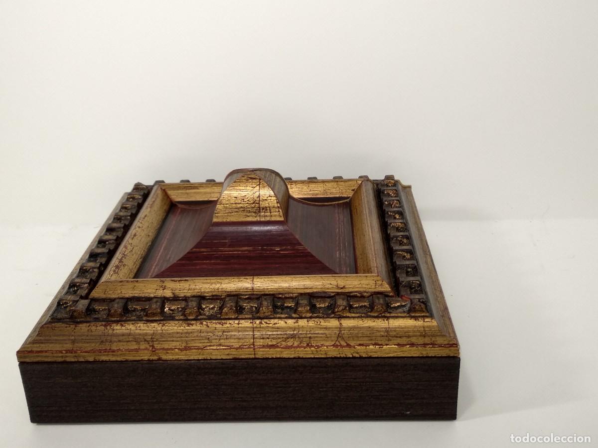 Antig&uuml;edades: Peana de madera dorada con greca 17,5x 17,5