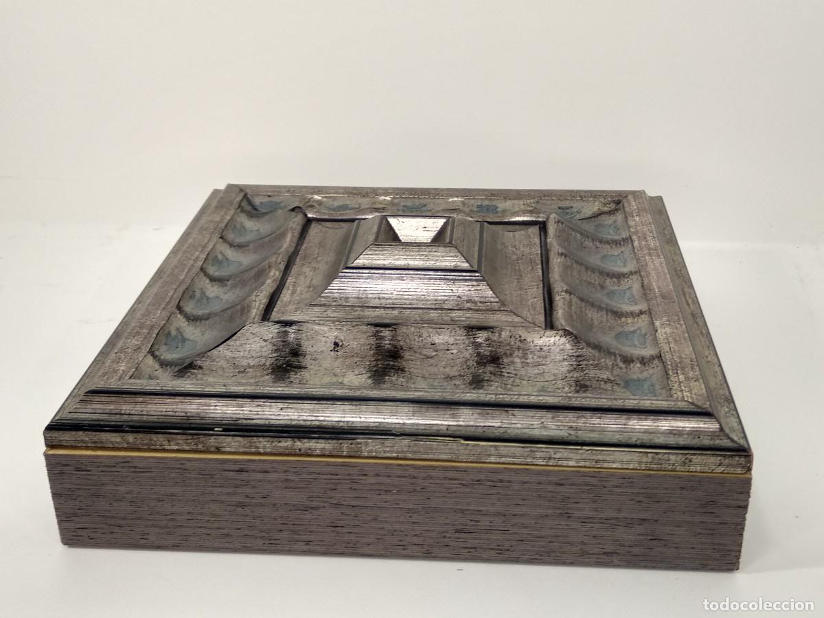 Antig&uuml;edades: Peana de madera plateada 18 x 18