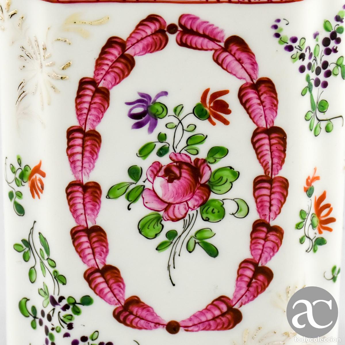 Antig&uuml;edades: Jarra retangular porcelana de Paris Samson com esmaltes em relevo, s&eacute;c. XIX - Foto 4