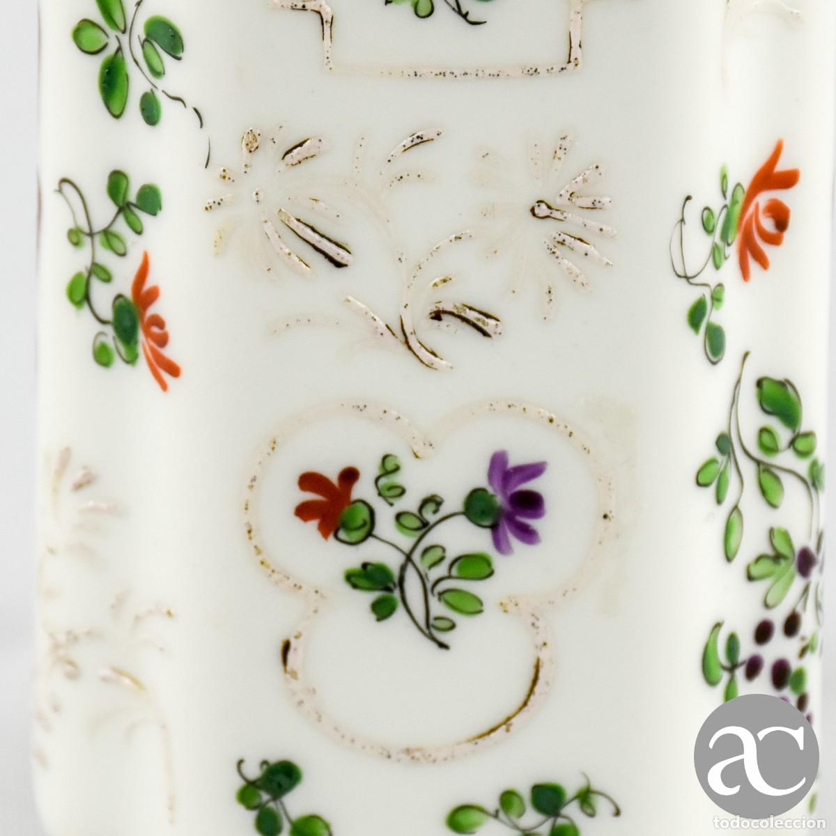 Antig&uuml;edades: Jarra retangular porcelana de Paris Samson com esmaltes em relevo, s&eacute;c. XIX - Foto 5