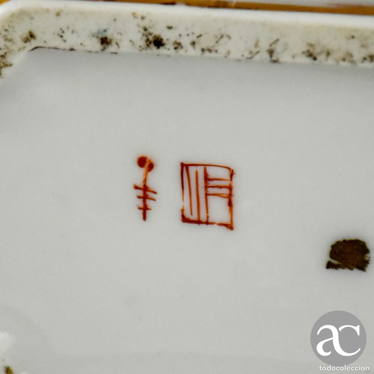 Antig&uuml;edades: Jarra retangular porcelana de Paris Samson com esmaltes em relevo, s&eacute;c. XIX - Foto 9