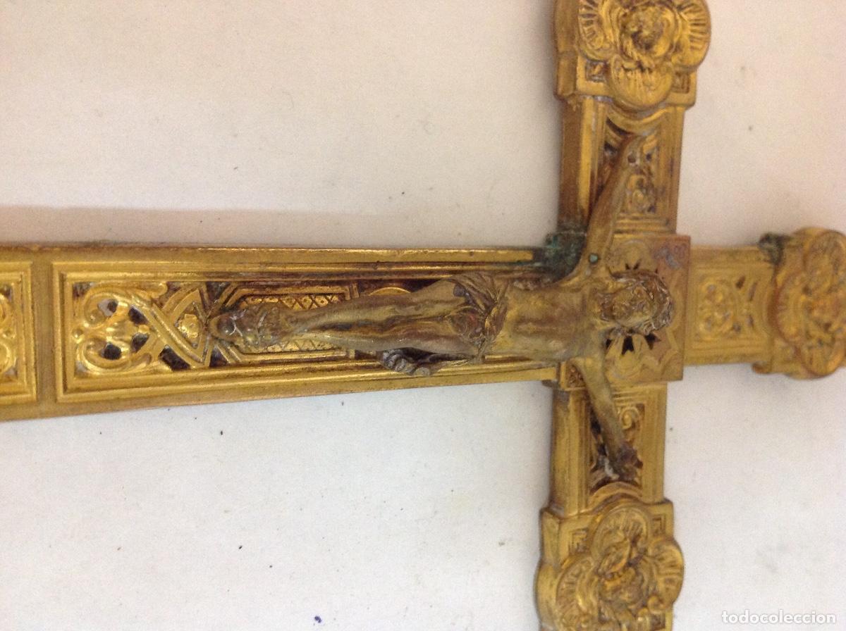 Antig&uuml;edades: Cruz de bronce dorado. s XIX - Foto 2