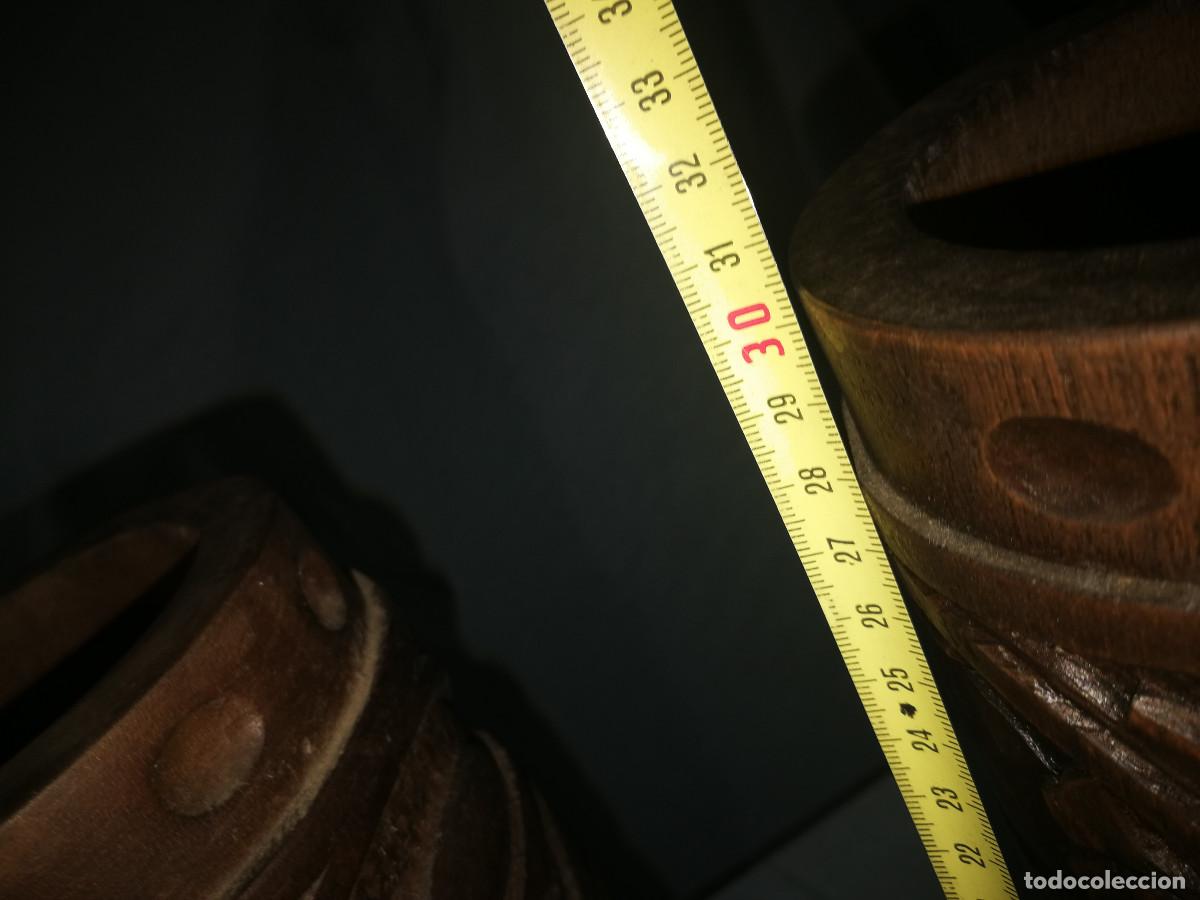 Antig&uuml;edades: 2 jarrones de madera tallados - Foto 6