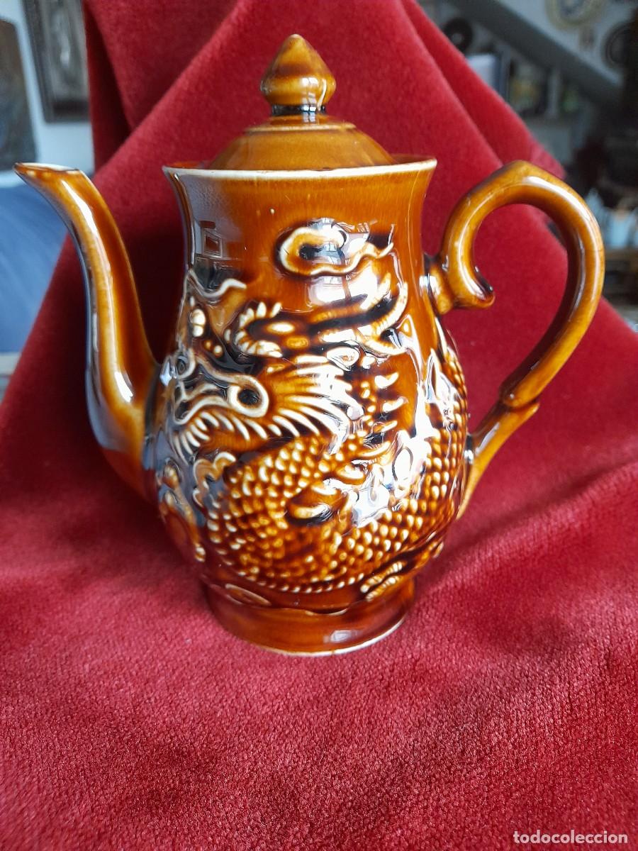 Antig&uuml;edades: Cafetera de porcelana decorada con drag&oacute;n en relieve - Foto 1