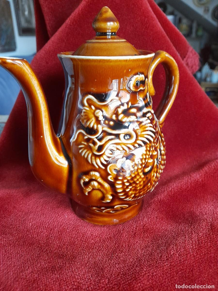 Antig&uuml;edades: Cafetera de porcelana decorada con drag&oacute;n en relieve - Foto 2