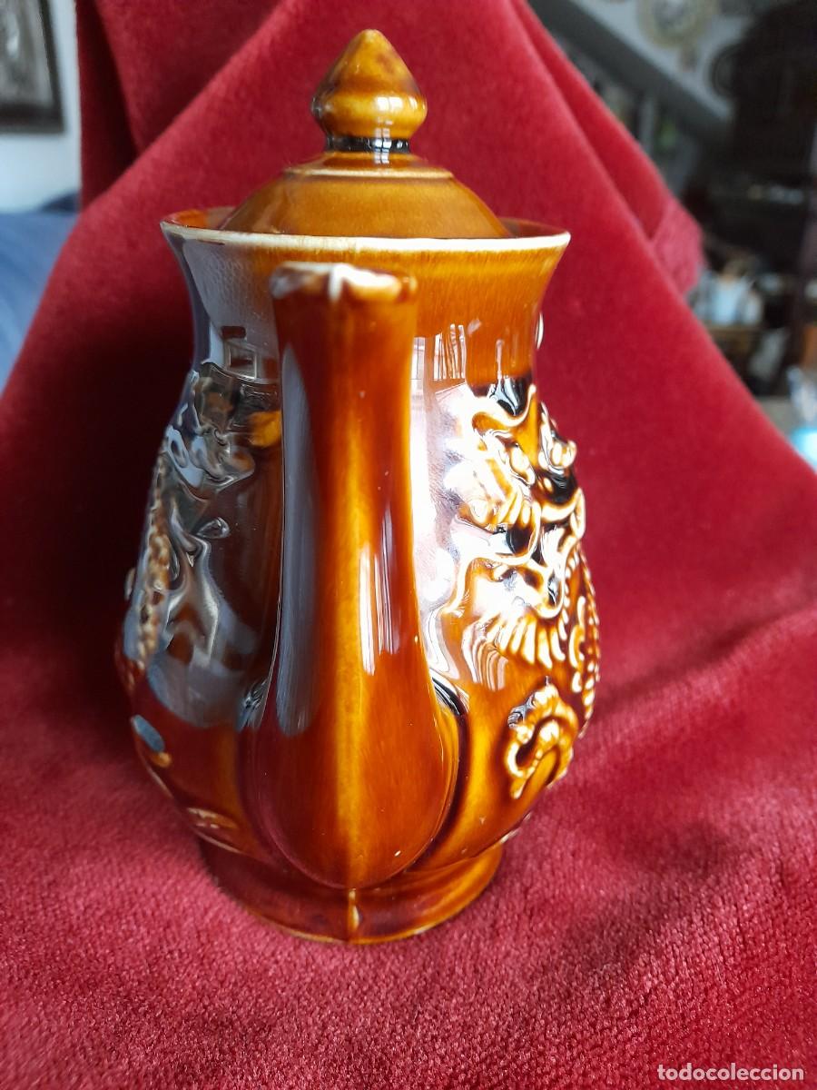 Antig&uuml;edades: Cafetera de porcelana decorada con drag&oacute;n en relieve - Foto 3