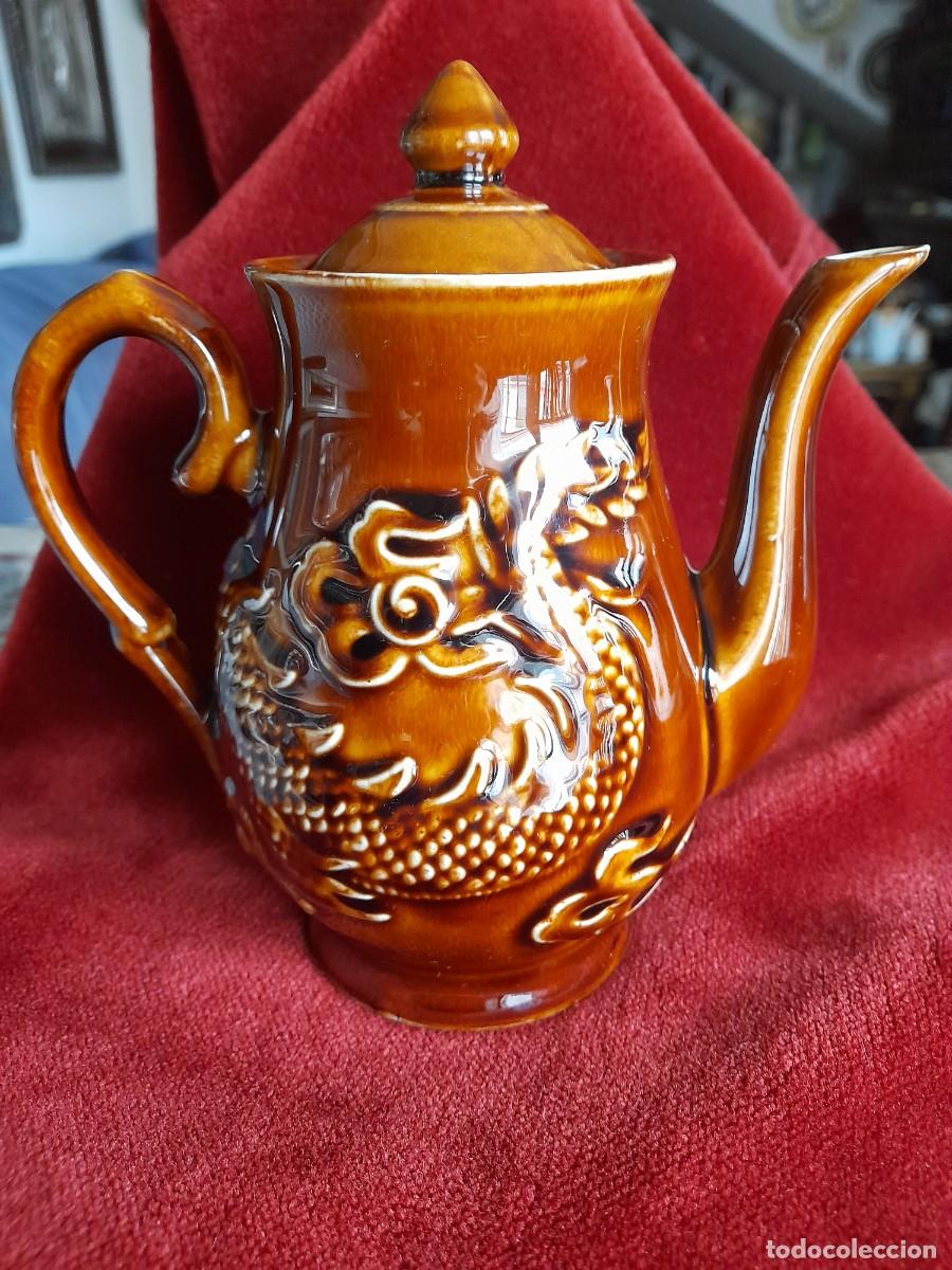 Antig&uuml;edades: Cafetera de porcelana decorada con drag&oacute;n en relieve - Foto 4