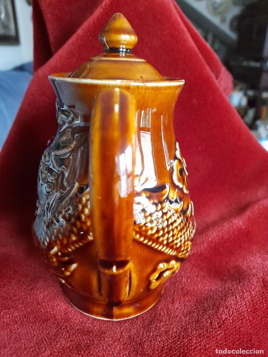 Antig&uuml;edades: Cafetera de porcelana decorada con drag&oacute;n en relieve - Foto 5