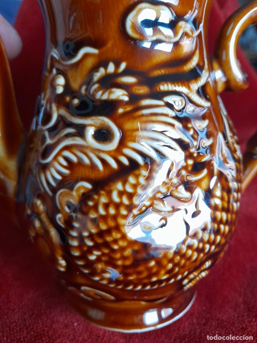 Antig&uuml;edades: Cafetera de porcelana decorada con drag&oacute;n en relieve - Foto 6