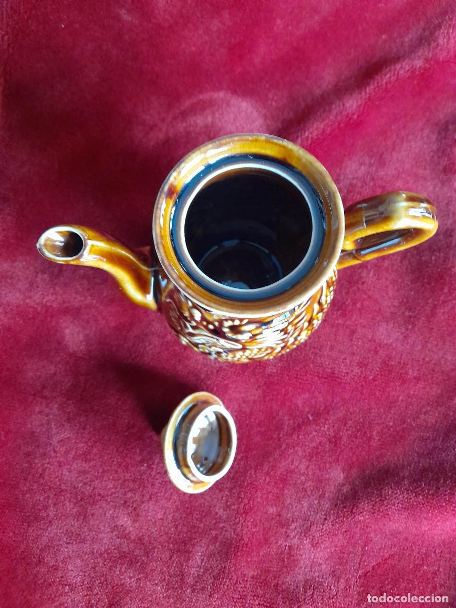 Antig&uuml;edades: Cafetera de porcelana decorada con drag&oacute;n en relieve - Foto 7