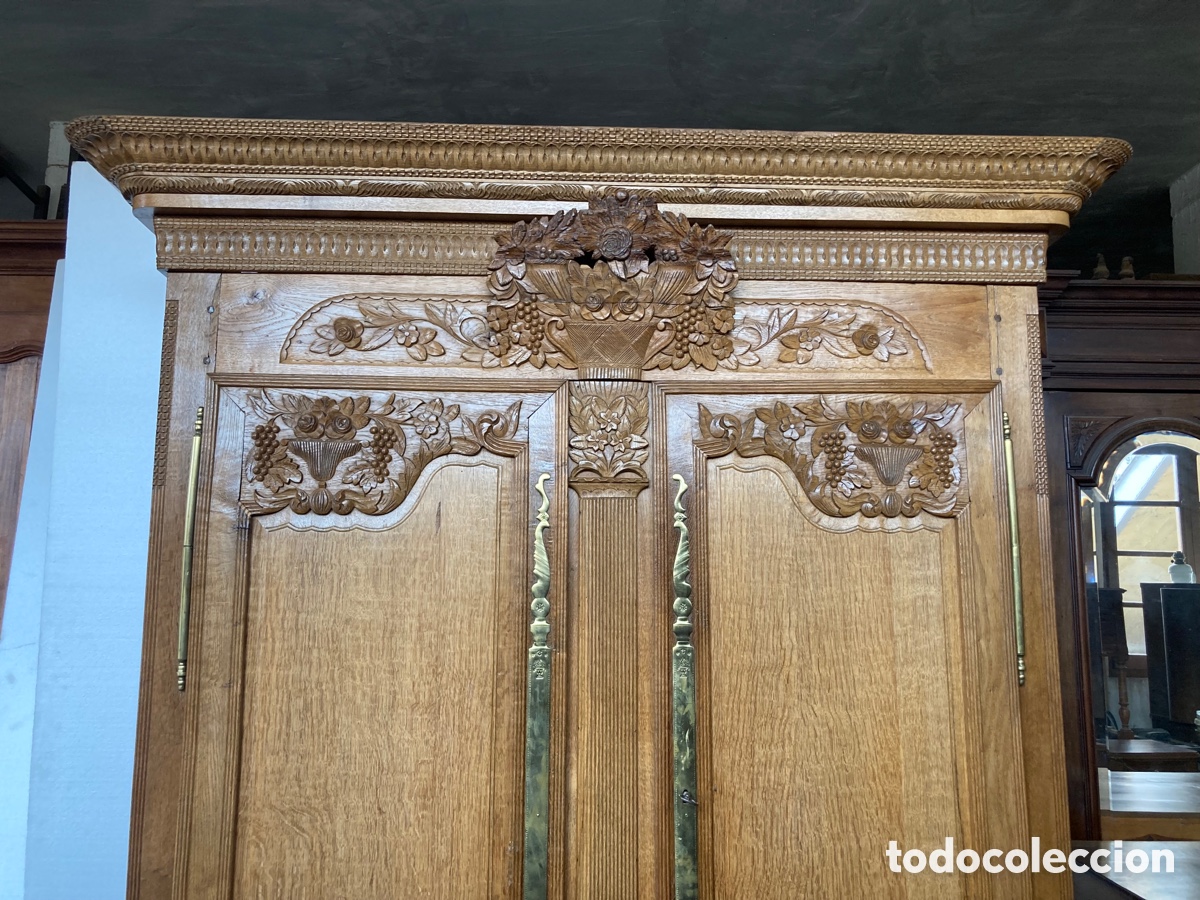 Antig&uuml;edades: Armario antiguo tallado restaurado - Foto 2
