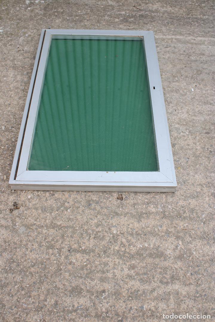 Antig&uuml;edades: vitrina tabl&oacute;n de anuncios - Foto 1