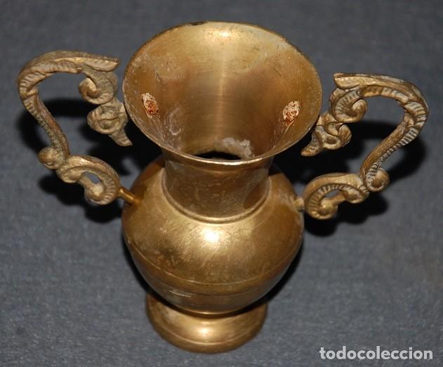 Antig&uuml;edades: ANTIGUO JARRON DECORATIVO DE BRONCE - Foto 2