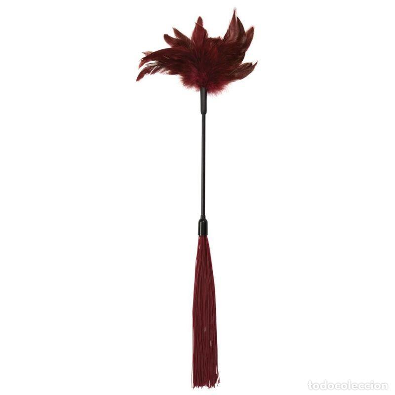 Antiques: Plumero de Plumas Naturales 57 cm con Mango Largo y Flecos Tipo L&aacute;tigo - Color Granate / Rojo Oscuro