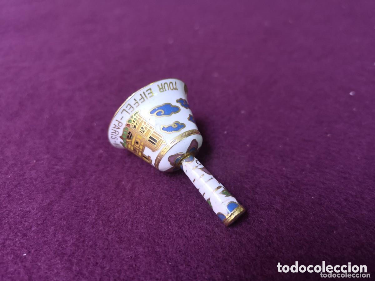 Antig&uuml;edades: Campana de bronce decorada con esmaltes 4,5cms - Foto 2