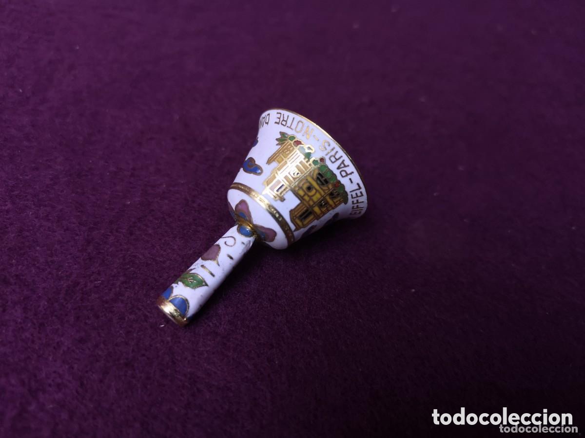 Antig&uuml;edades: Campana de bronce decorada con esmaltes 4,5cms - Foto 1