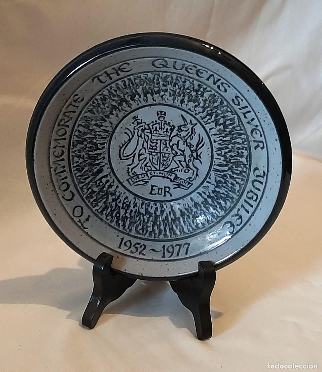 Antig&uuml;edades: Plato Jubileo de plata Isabel II - Foto 2