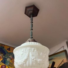 Antigüedades: ANTIGUA LAMPARA ESTILO IMPERIO DE METAL CON TULIPA DE OPALINA - MEDIDA TOTAL 65 CM