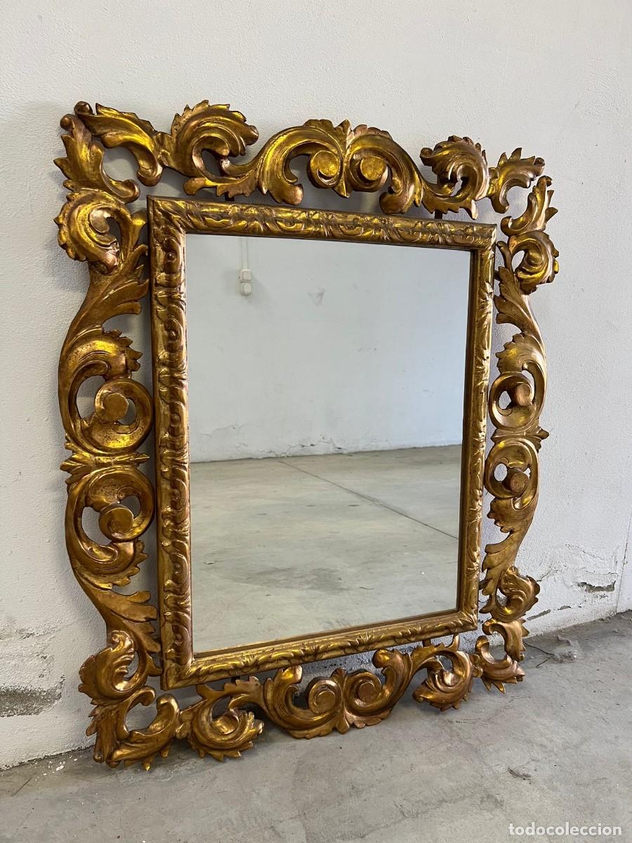 Antiguidades: Espejo tallado en madera y dorado en oro fino.