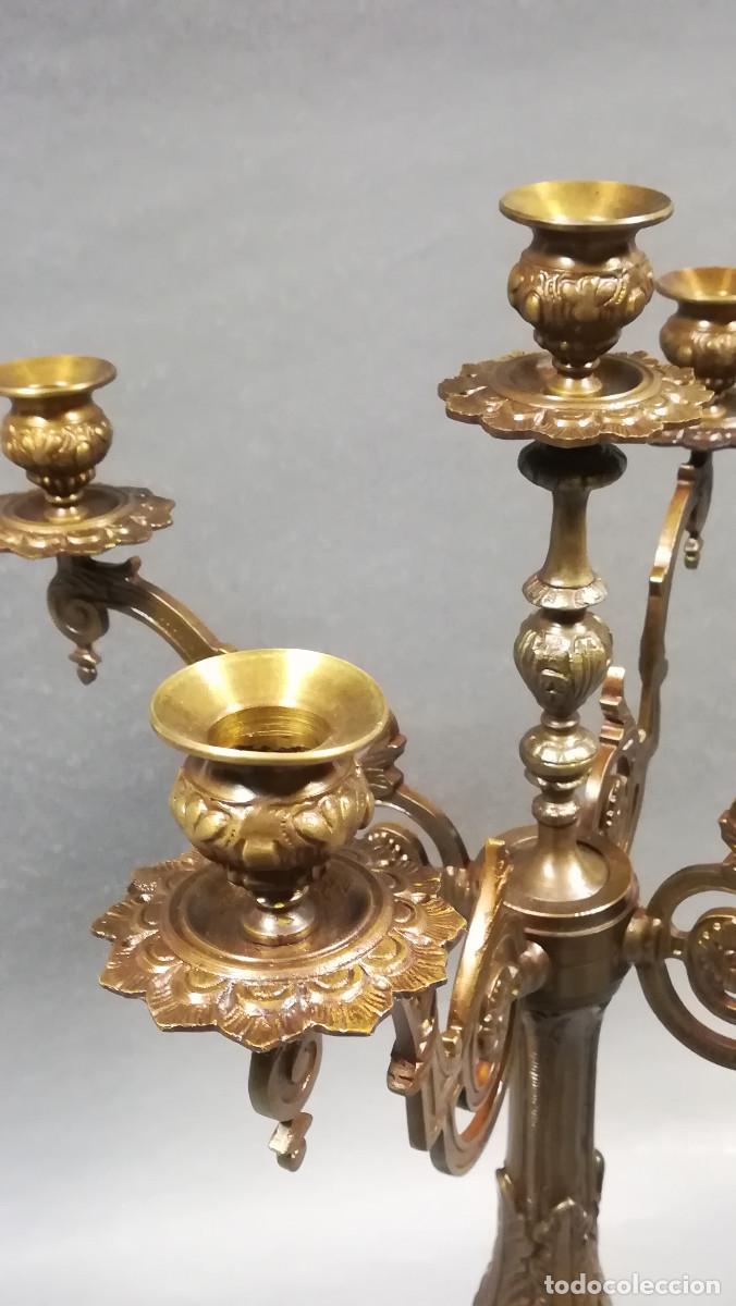 Antig&uuml;edades: CANDELABRO R&Eacute;PLICA DE BRONCE PATINADO - Foto 4