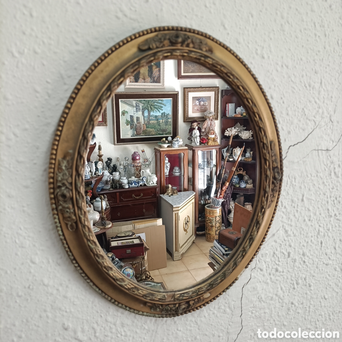 Antiguidades: Espejo Ovalado con Marco Dorado