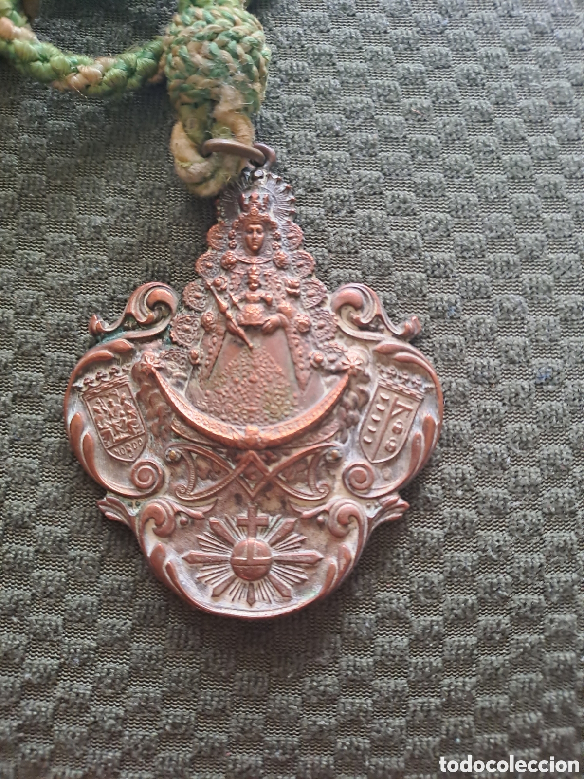 Antig&uuml;edades: MEDALLA HERMANDAD DEL ROCIO DE SEVILLA CON CORDON - Foto 2