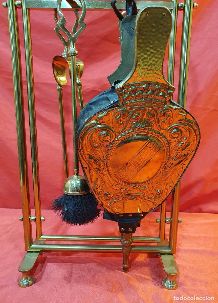 Antig&uuml;edades: JUEGO DE ACCESORIOS CHIMENEA DE LATON - Foto 2