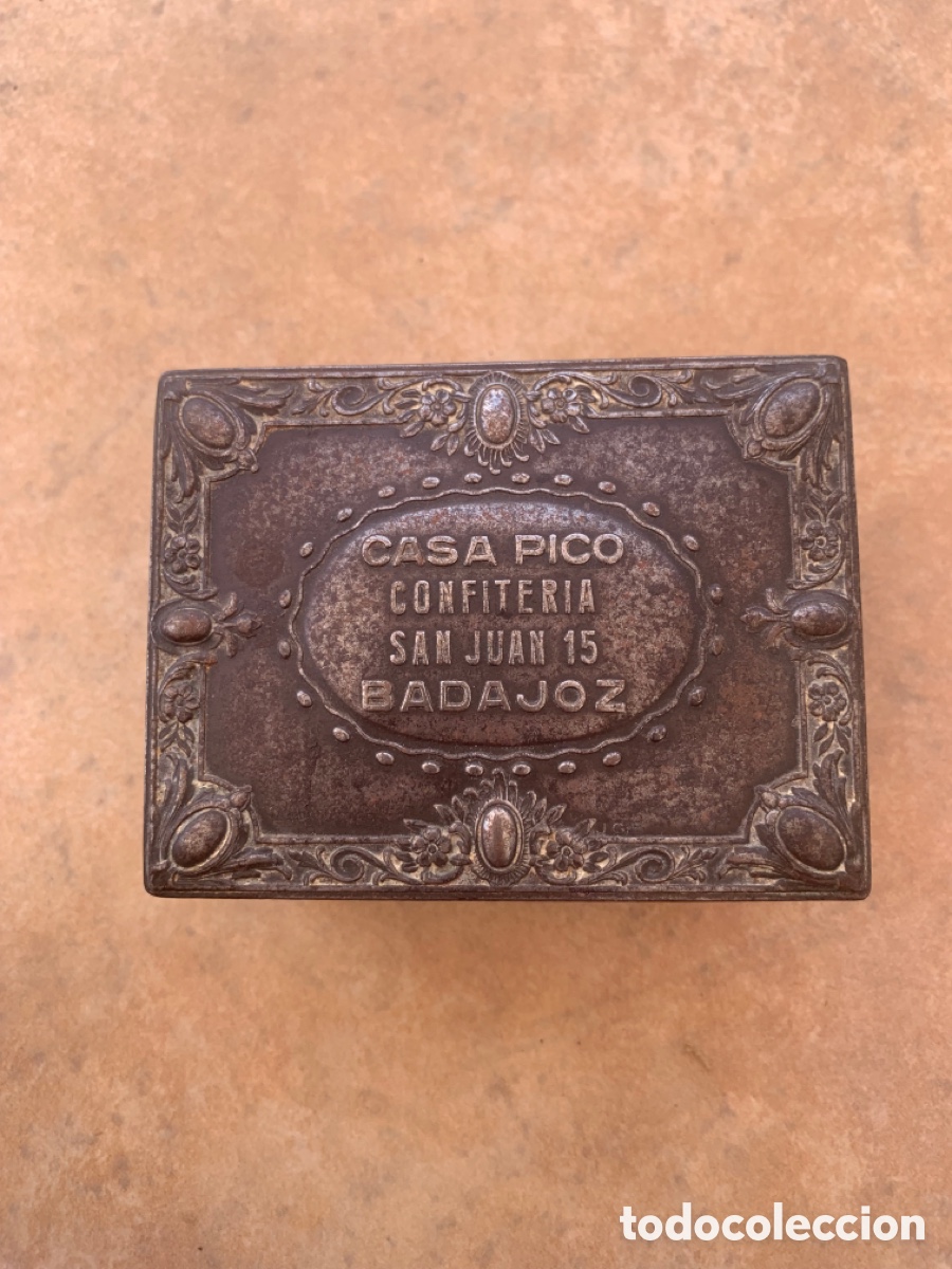 Antig&uuml;edades: Caja met&aacute;lica confiter&iacute;a Badajoz &ldquo;Casa Pico&rdquo;. Calle San Juan. Repujada. Muy Antigua