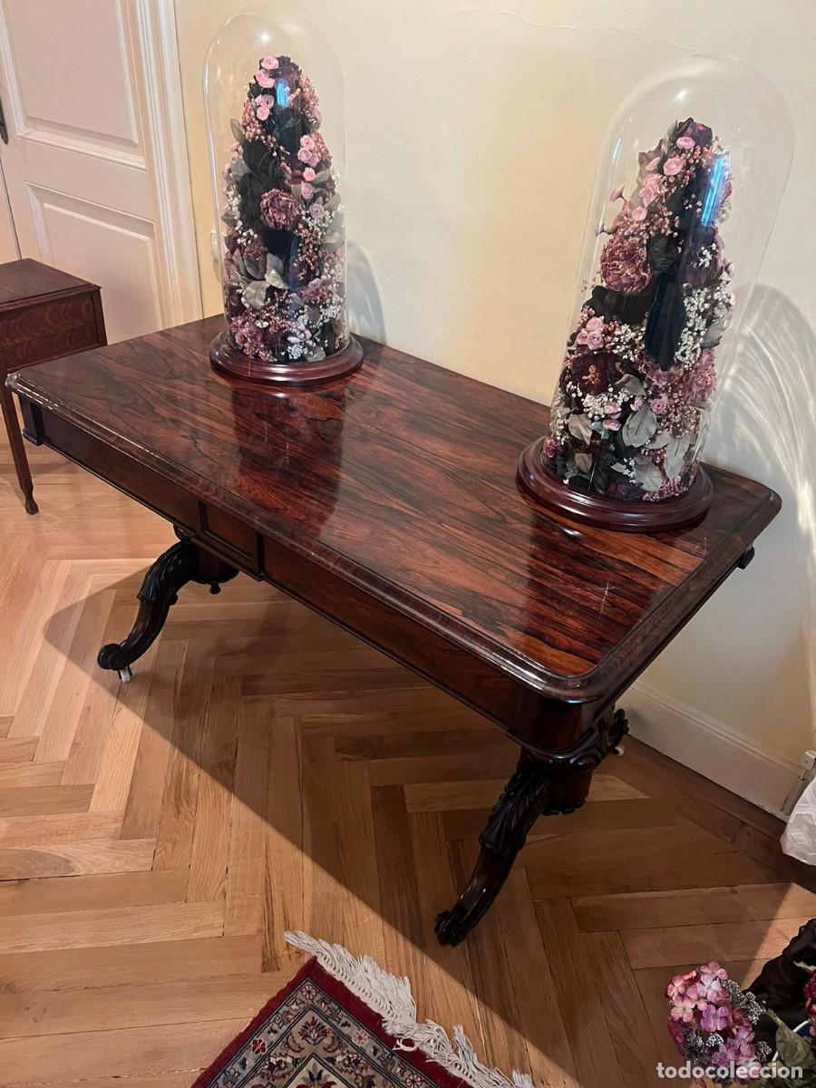 Antig&uuml;edades: Mesa en caoba con ruedas. - Foto 3
