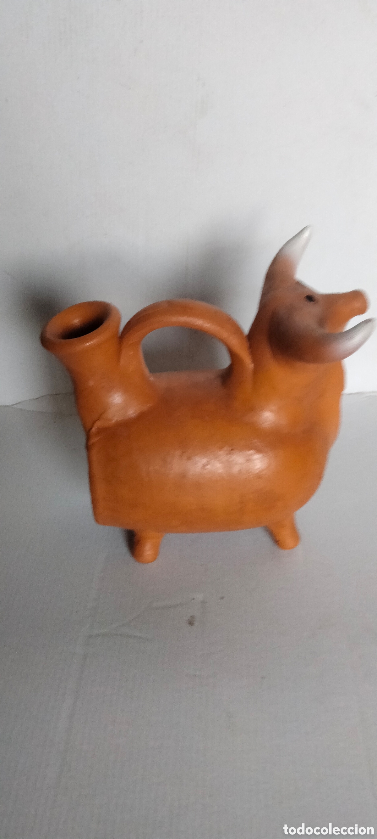 Antig&uuml;edades: Botijo de barro Toro 25 cm - Foto 4