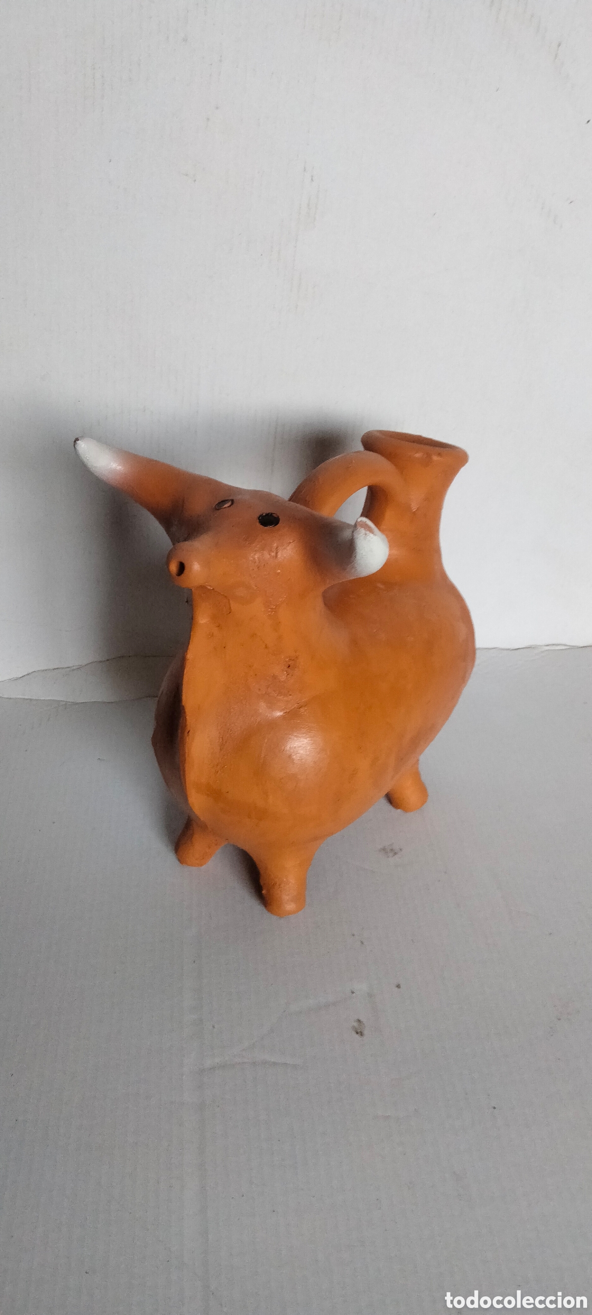 Antig&uuml;edades: Botijo de barro Toro 25 cm - Foto 2