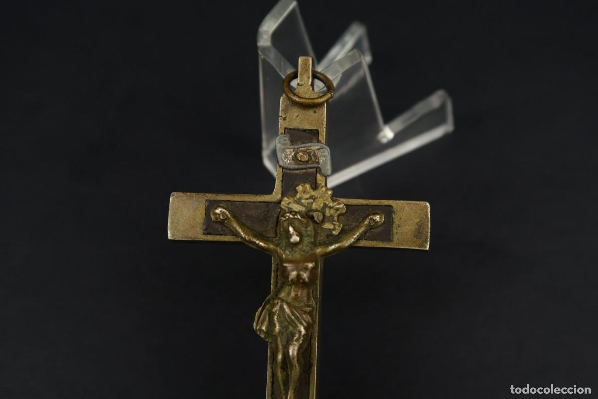 Antig&uuml;edades: Antiguo Crucifijo de Bronce y Madera - Foto 2