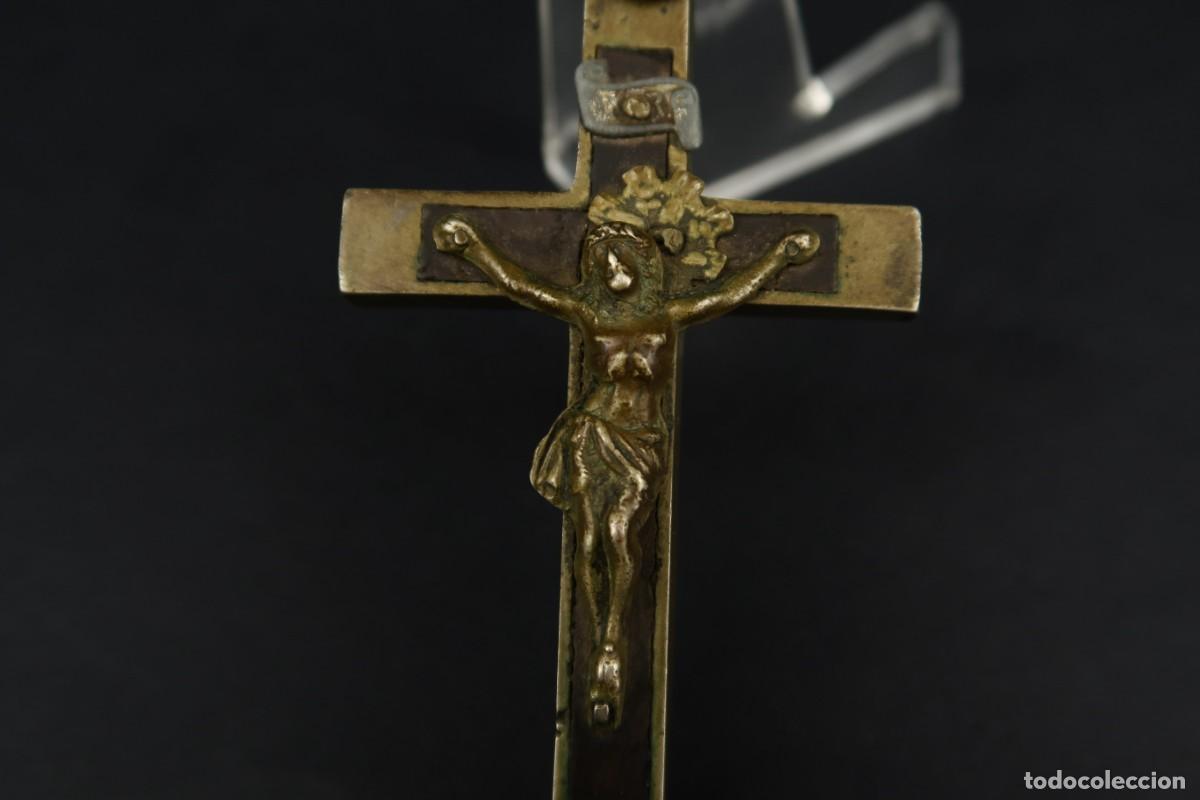 Antig&uuml;edades: Antiguo Crucifijo de Bronce y Madera - Foto 3