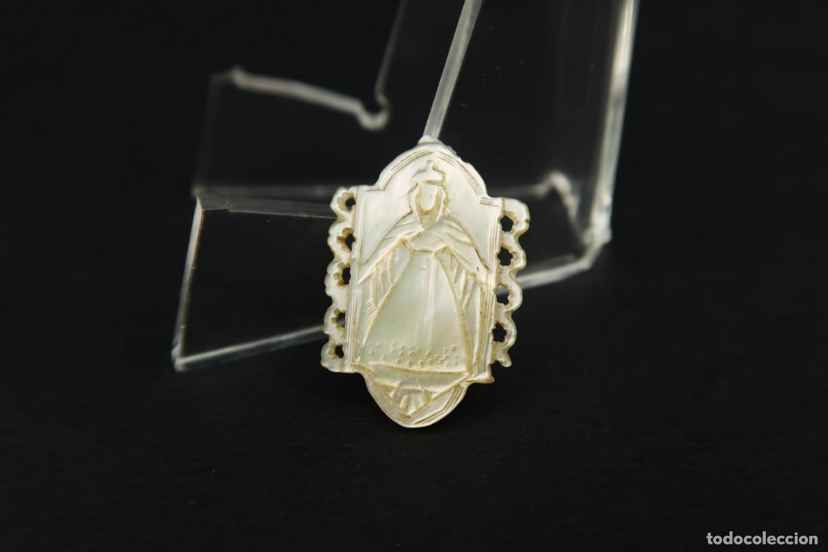 Antig&uuml;edades: Antigua Medalla Religiosa de Nacar - Foto 3