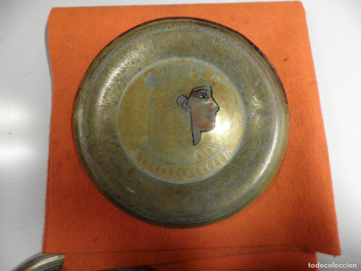 Antig&uuml;edades: Dos platos de laton. - Foto 2