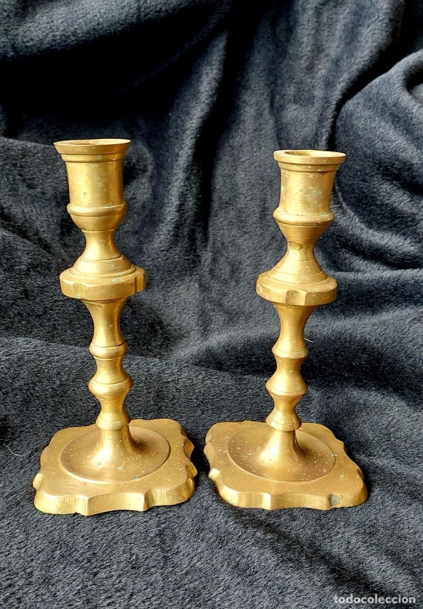 Antig&uuml;edades: Pareja de candeleros de bronce - Foto 1