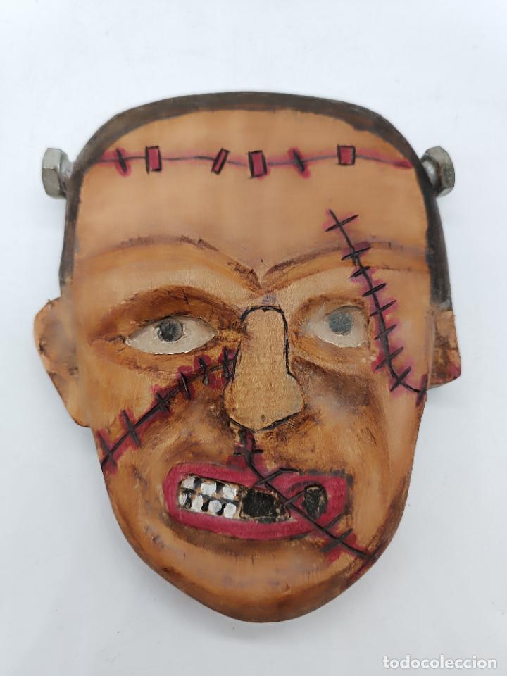 Antig&uuml;edades: Original m&aacute;scara antigua de madera tallada con forma de Frankenstein - Foto 1