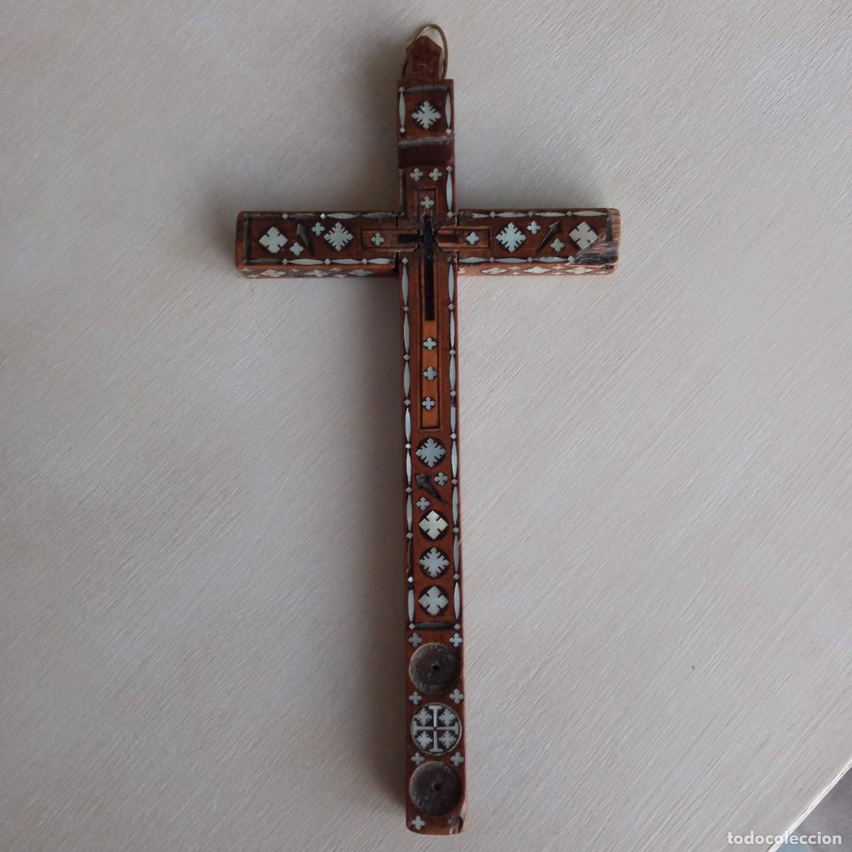 Antig&uuml;edades: Cruz de madera con incrustaciones en n&aacute;car - Foto 1