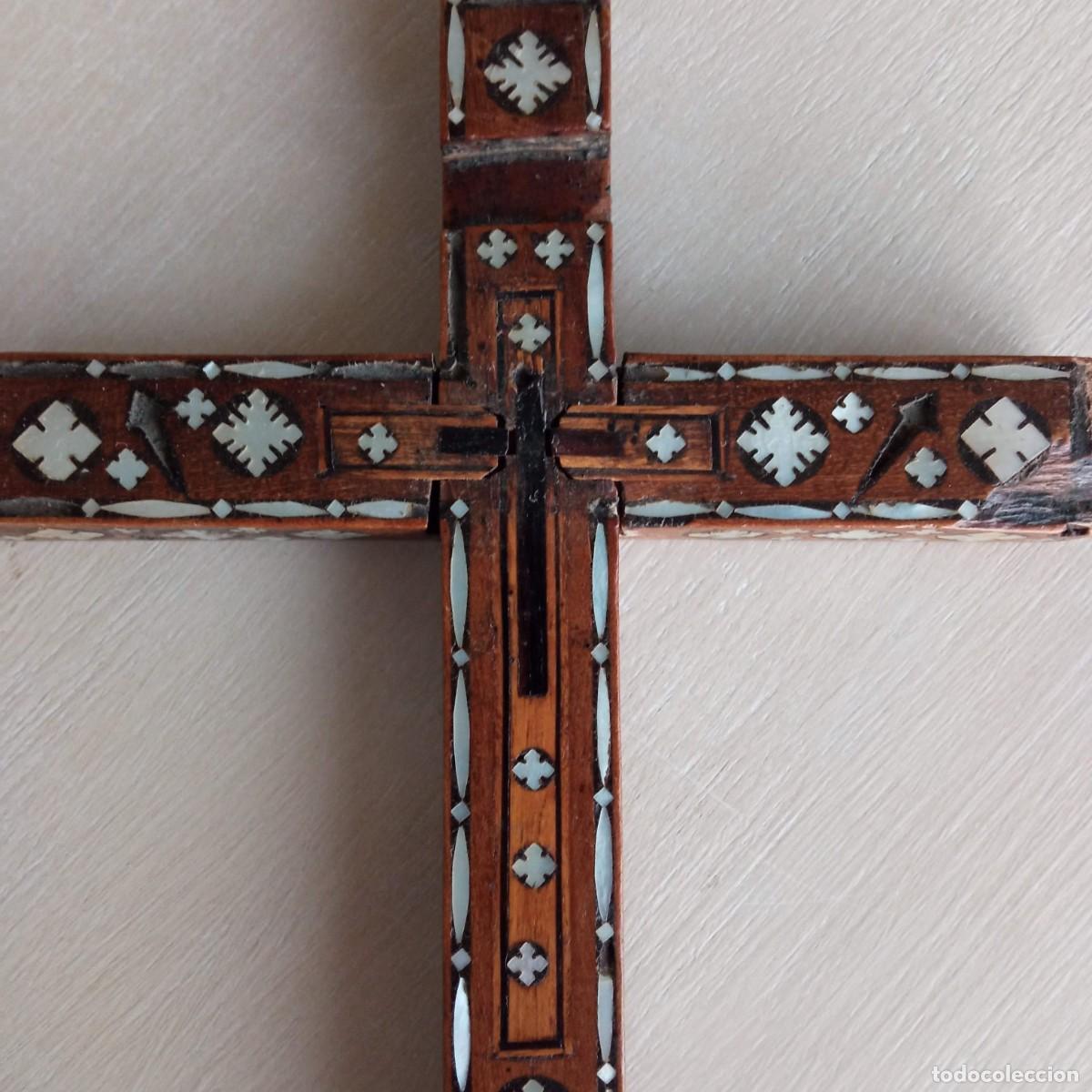 Antig&uuml;edades: Cruz de madera con incrustaciones en n&aacute;car - Foto 2