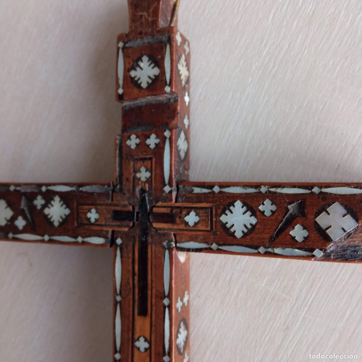 Antig&uuml;edades: Cruz de madera con incrustaciones en n&aacute;car - Foto 3