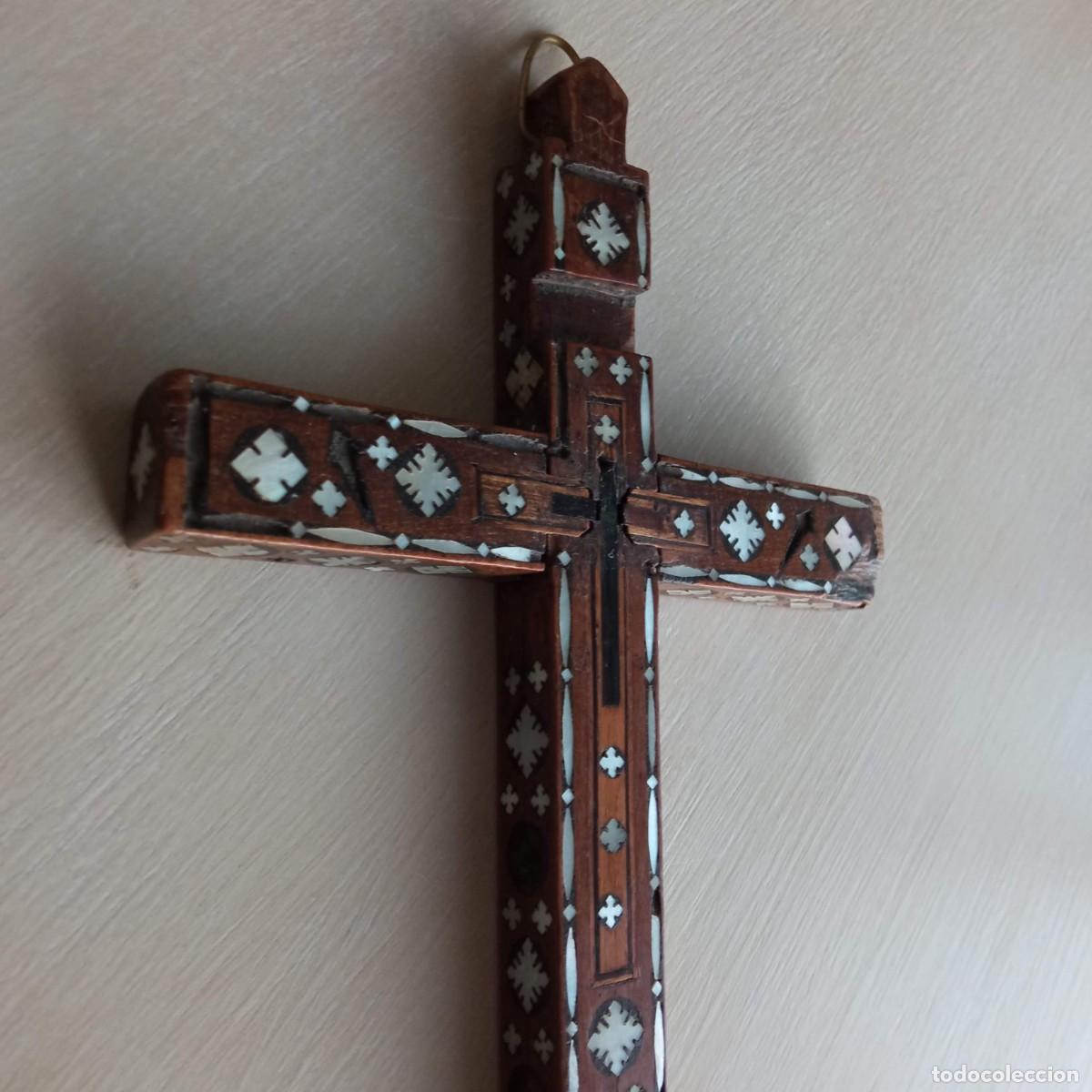 Antig&uuml;edades: Cruz de madera con incrustaciones en n&aacute;car - Foto 6