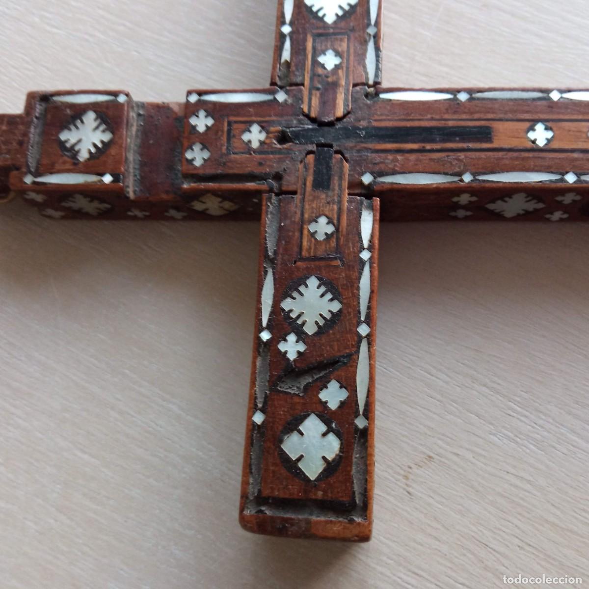 Antig&uuml;edades: Cruz de madera con incrustaciones en n&aacute;car - Foto 8